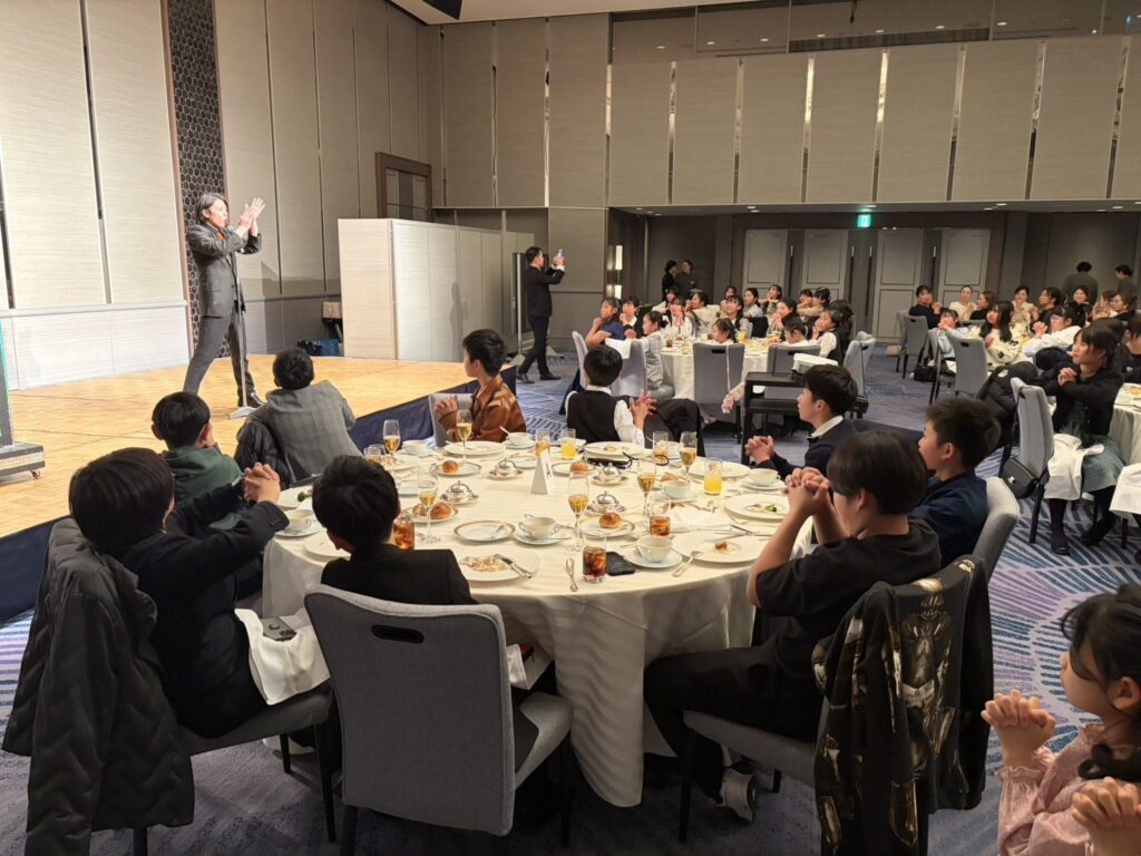 宴会場でのマジックショーの様子